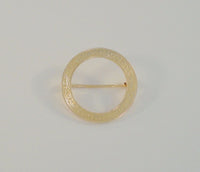 Detailed Vintage 14K Solid Yellow Gold Finely Milled Ornate Chased Curvy Scrollwork Eternity Circle Pin Booch